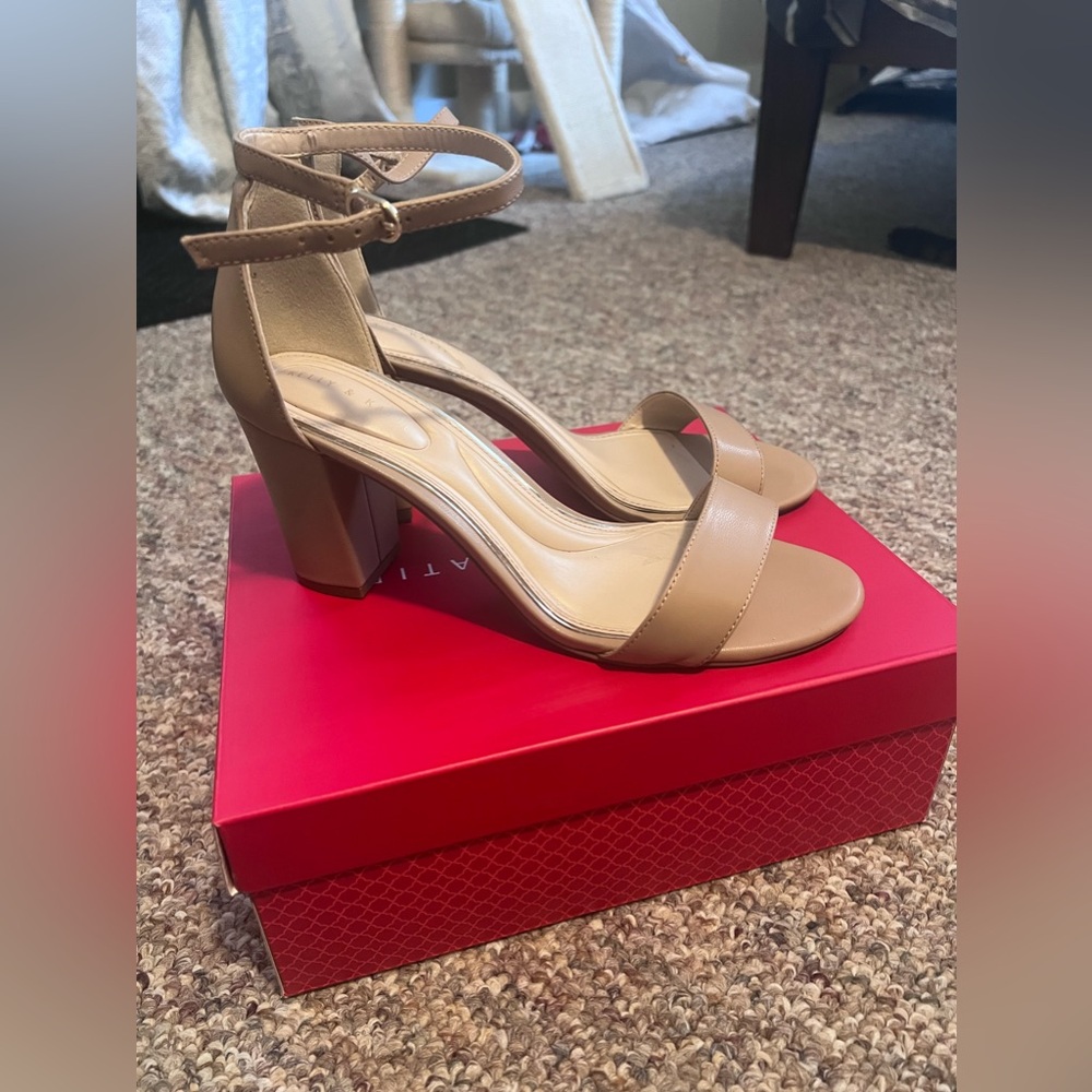 ‼️WORN ONCE‼️ Kelly & Katie Hailee Wide Width Sandal